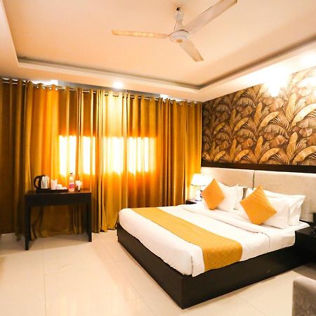 Hotel Aashiyana Нью-Дели Экстерьер фото