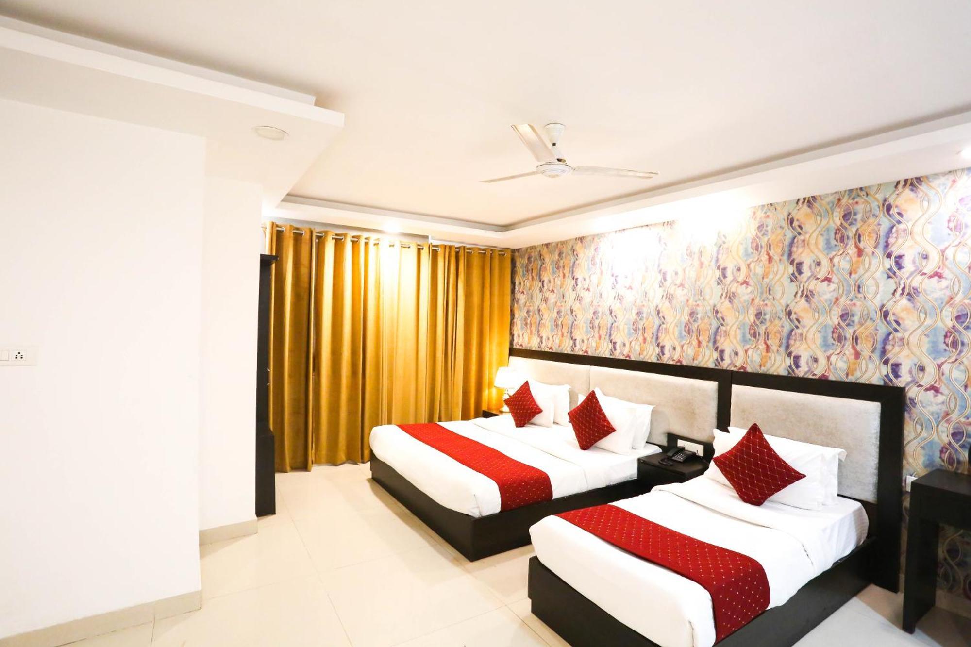Hotel Aashiyana Нью-Дели Экстерьер фото