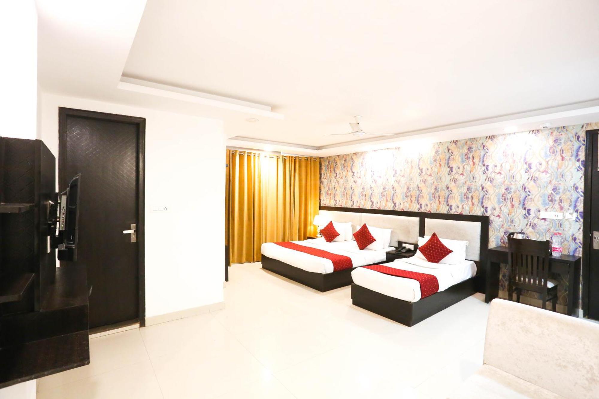 Hotel Aashiyana Нью-Дели Экстерьер фото