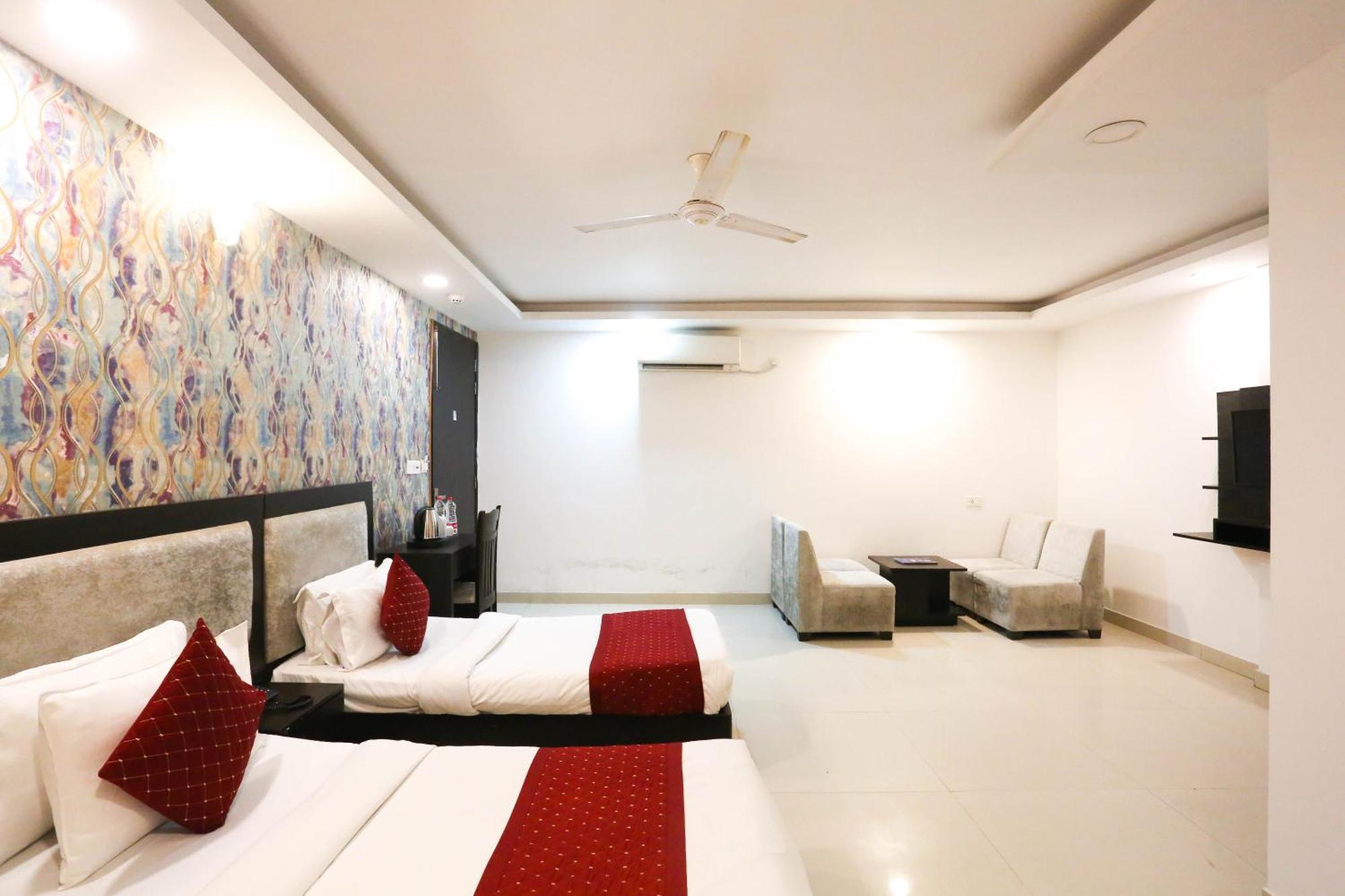 Hotel Aashiyana Нью-Дели Экстерьер фото