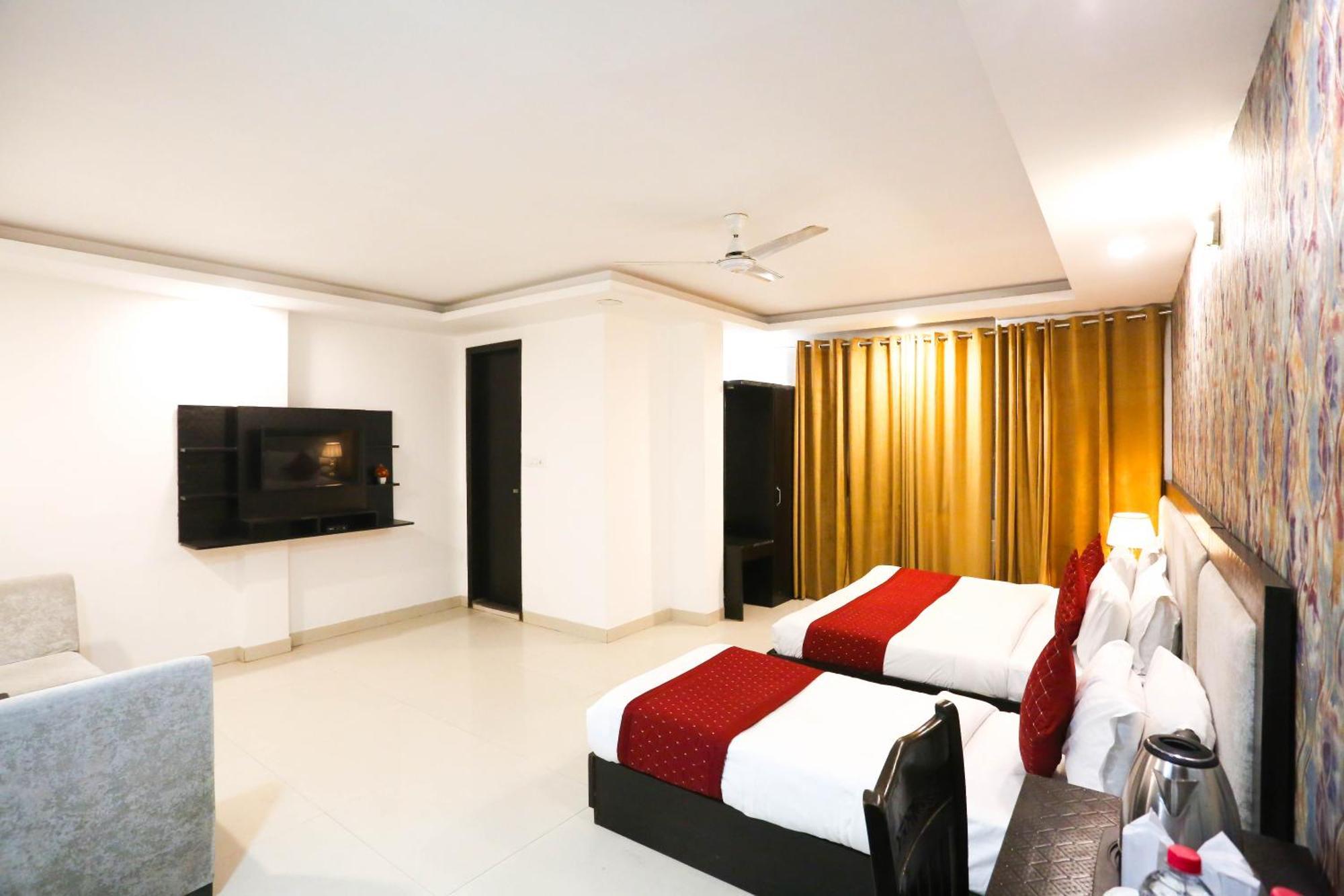 Hotel Aashiyana Нью-Дели Экстерьер фото