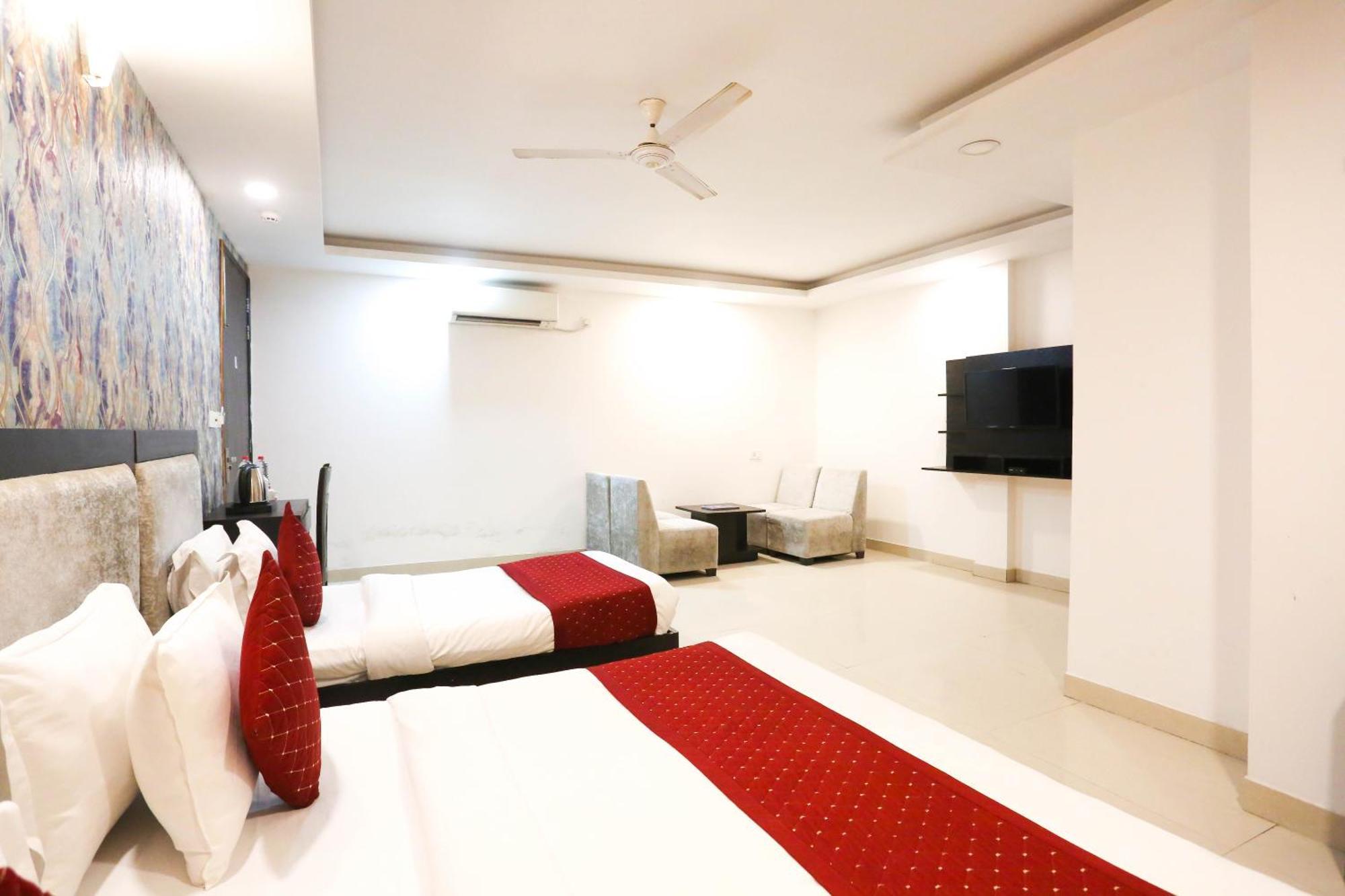 Hotel Aashiyana Нью-Дели Экстерьер фото