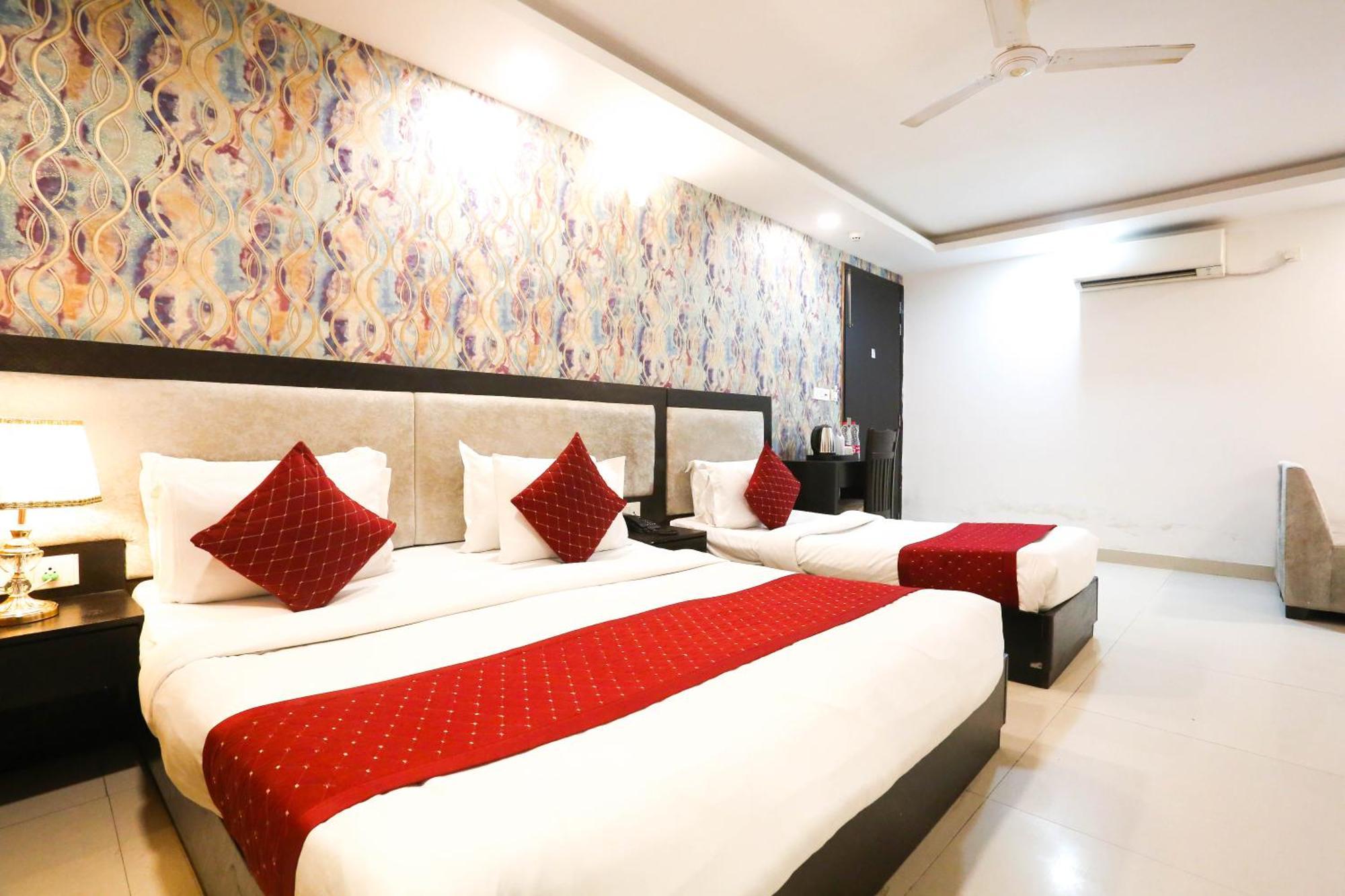 Hotel Aashiyana Нью-Дели Экстерьер фото