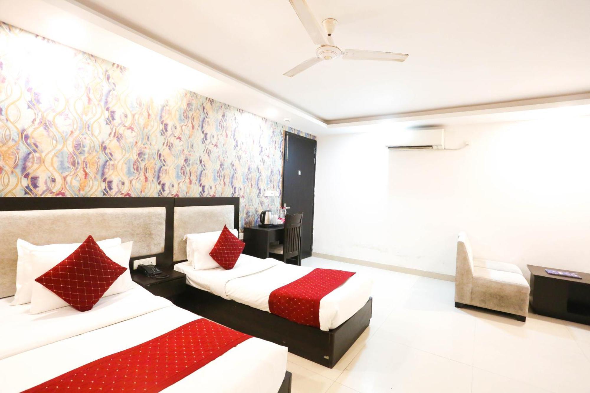 Hotel Aashiyana Нью-Дели Экстерьер фото