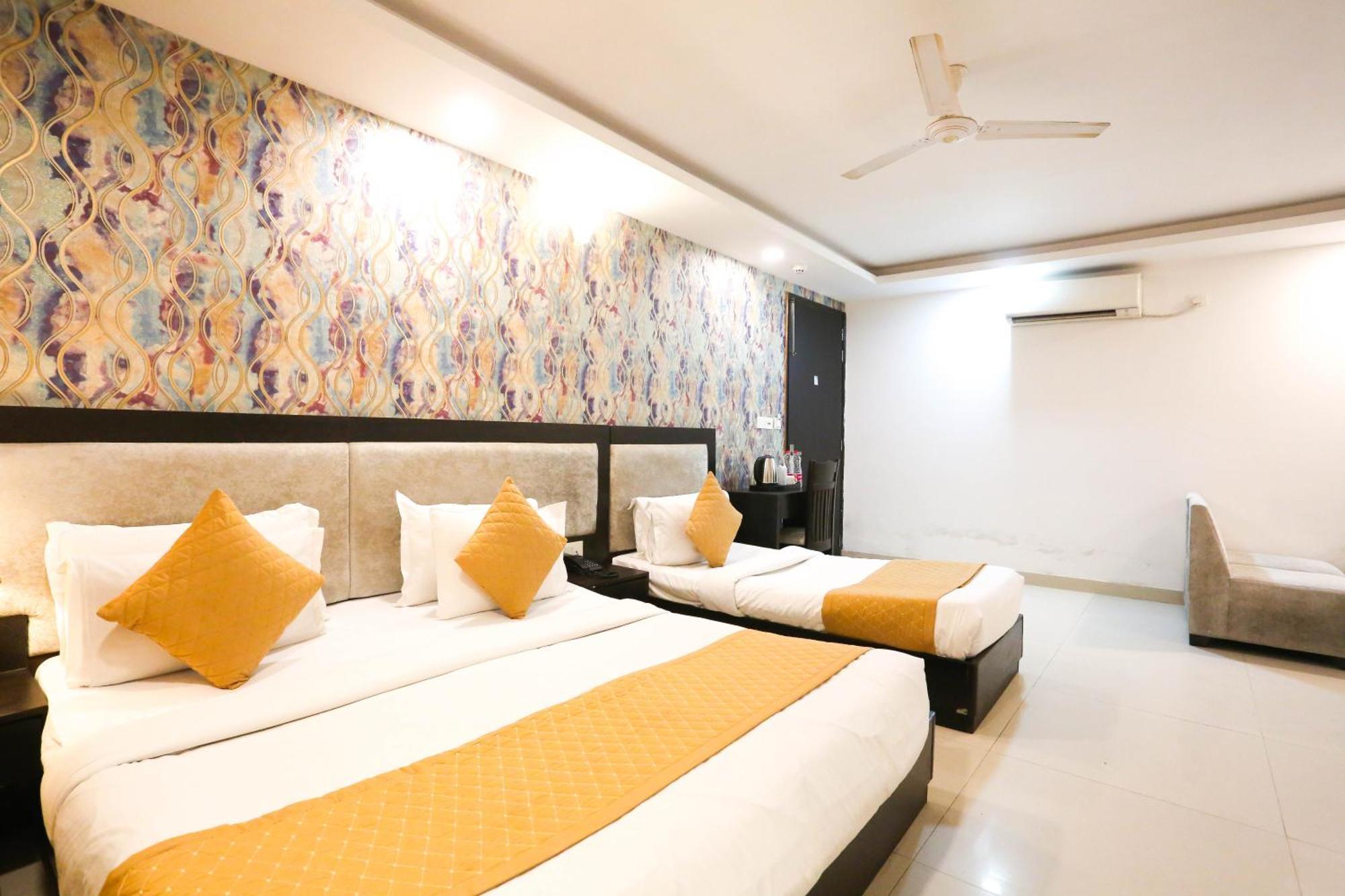 Hotel Aashiyana Нью-Дели Экстерьер фото