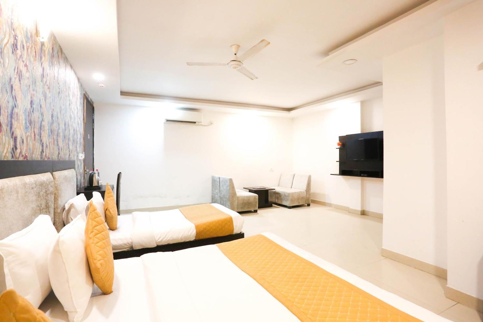 Hotel Aashiyana Нью-Дели Экстерьер фото