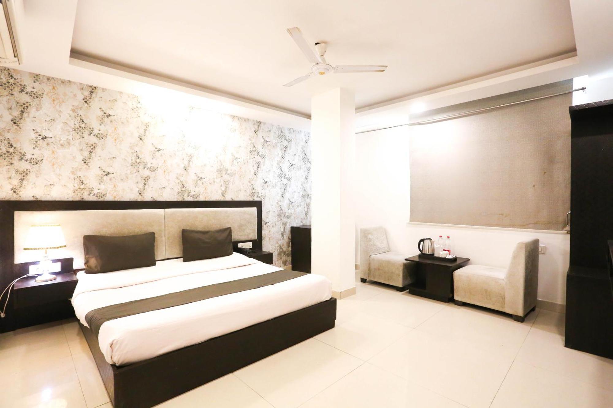 Hotel Aashiyana Нью-Дели Экстерьер фото