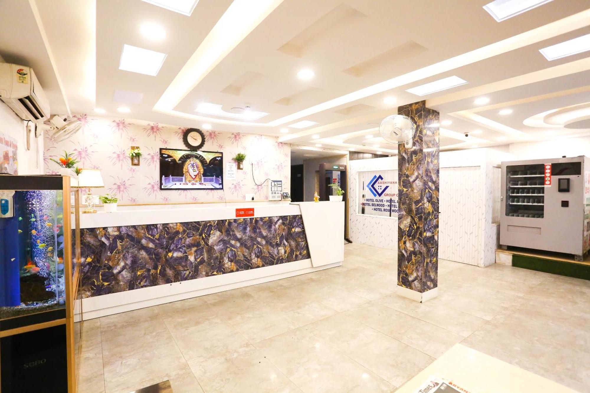 Hotel Aashiyana Нью-Дели Экстерьер фото