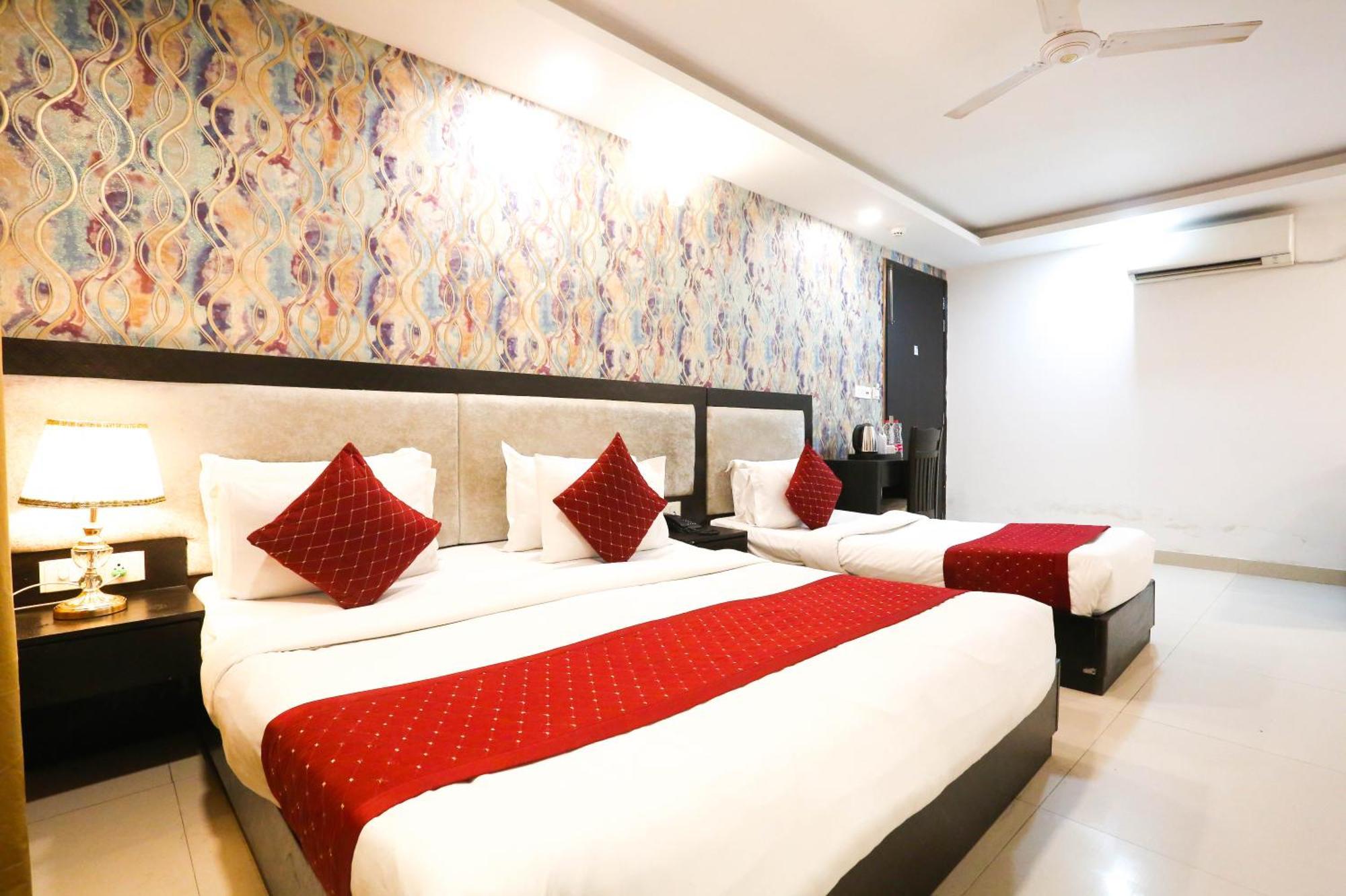 Hotel Aashiyana Нью-Дели Экстерьер фото