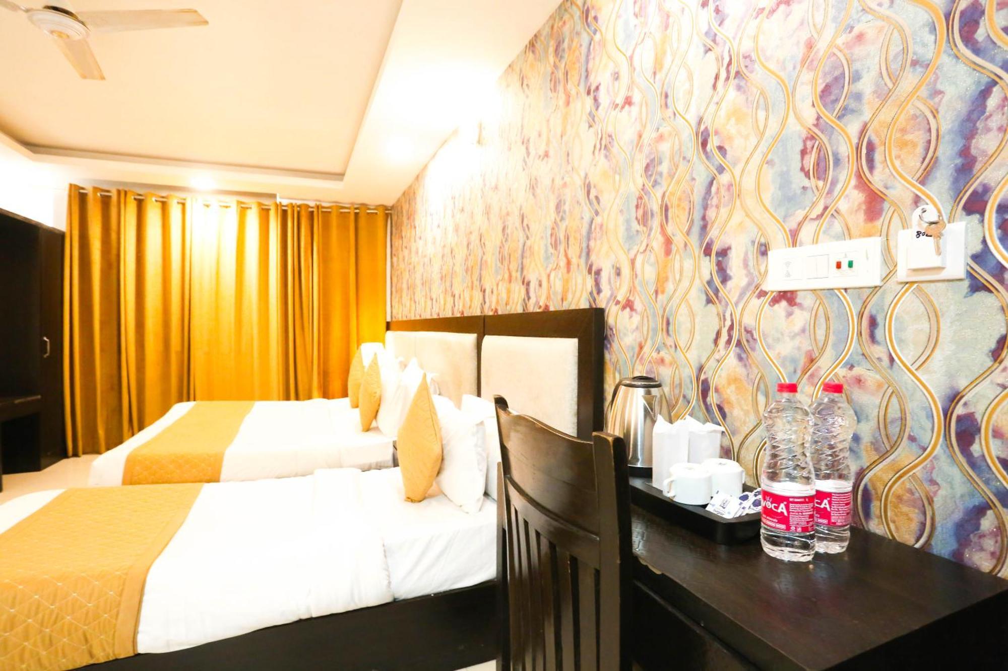 Hotel Aashiyana Нью-Дели Экстерьер фото