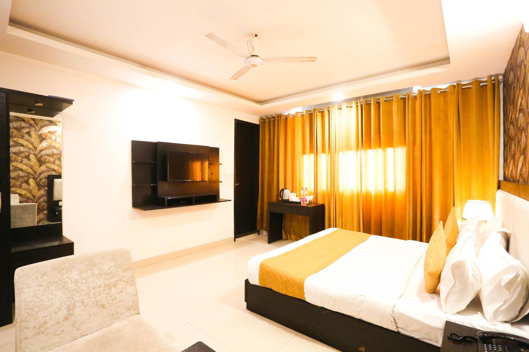 Hotel Aashiyana Нью-Дели Экстерьер фото