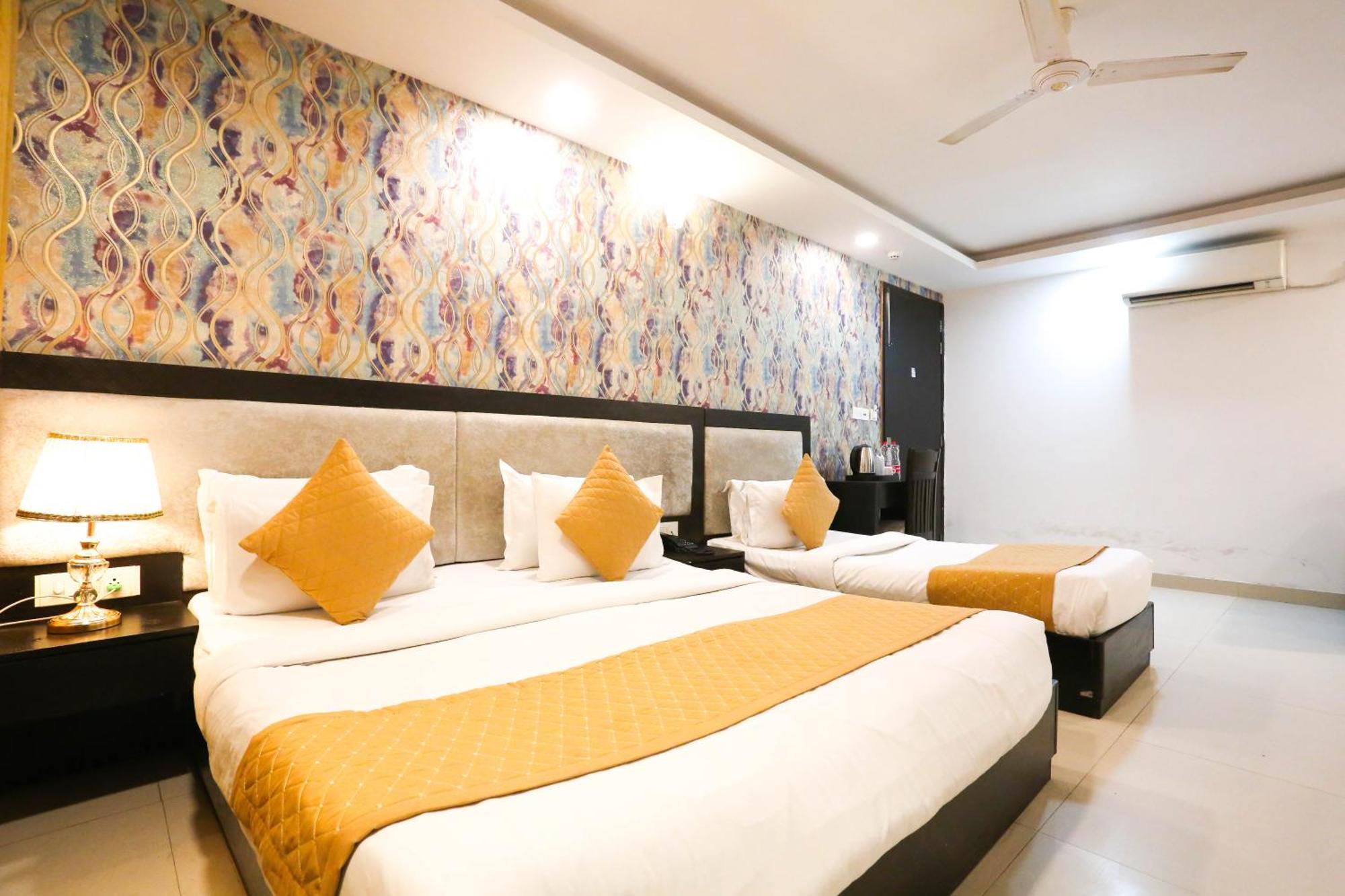 Hotel Aashiyana Нью-Дели Экстерьер фото