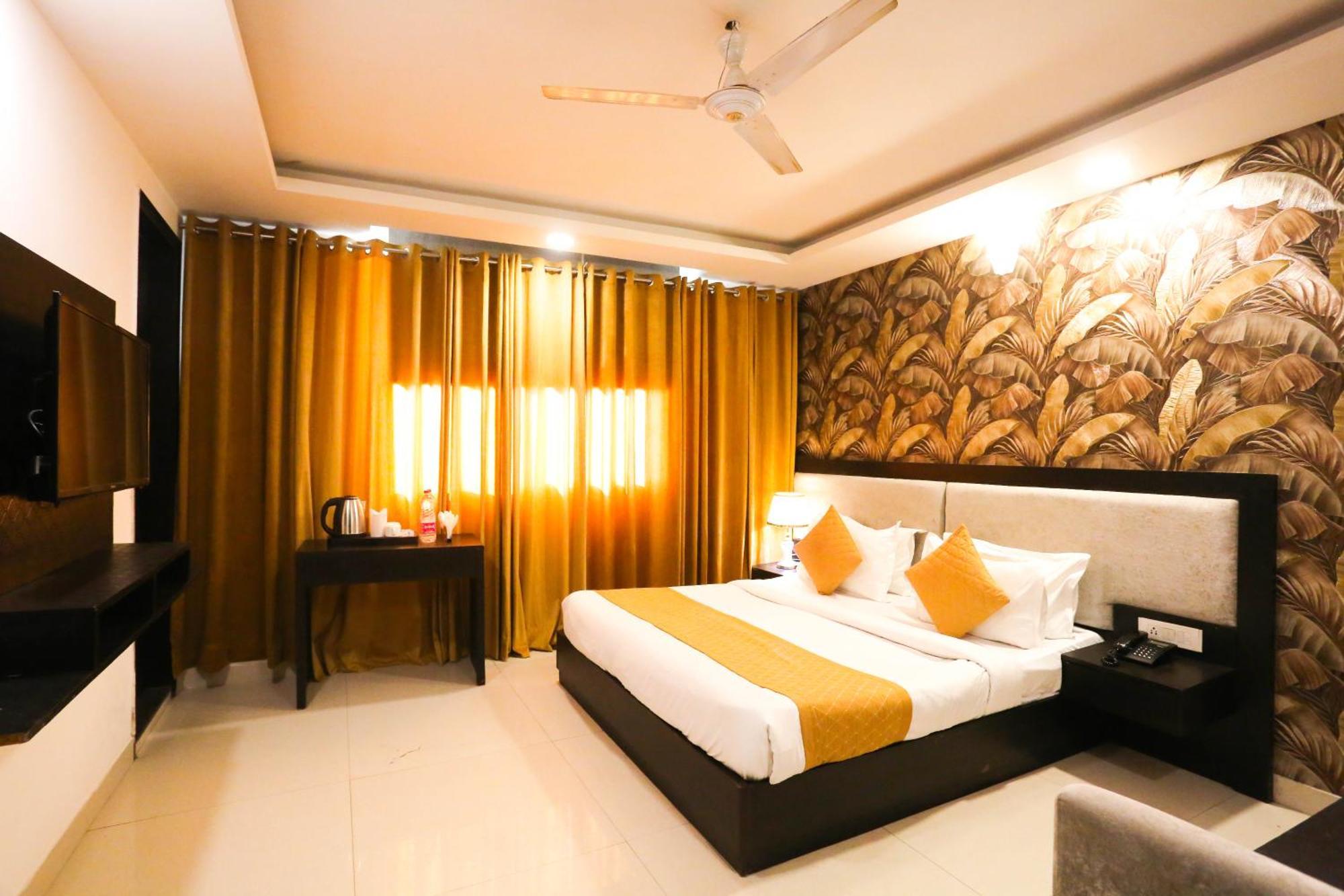 Hotel Aashiyana Нью-Дели Экстерьер фото