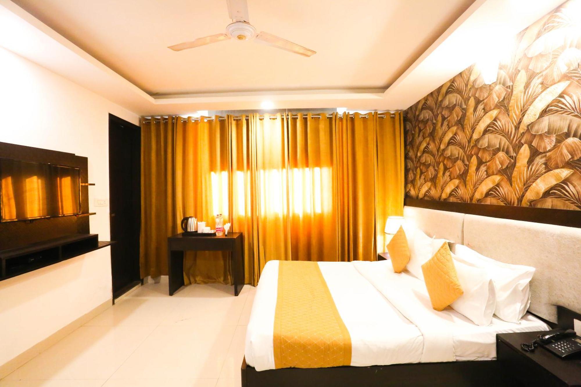Hotel Aashiyana Нью-Дели Экстерьер фото