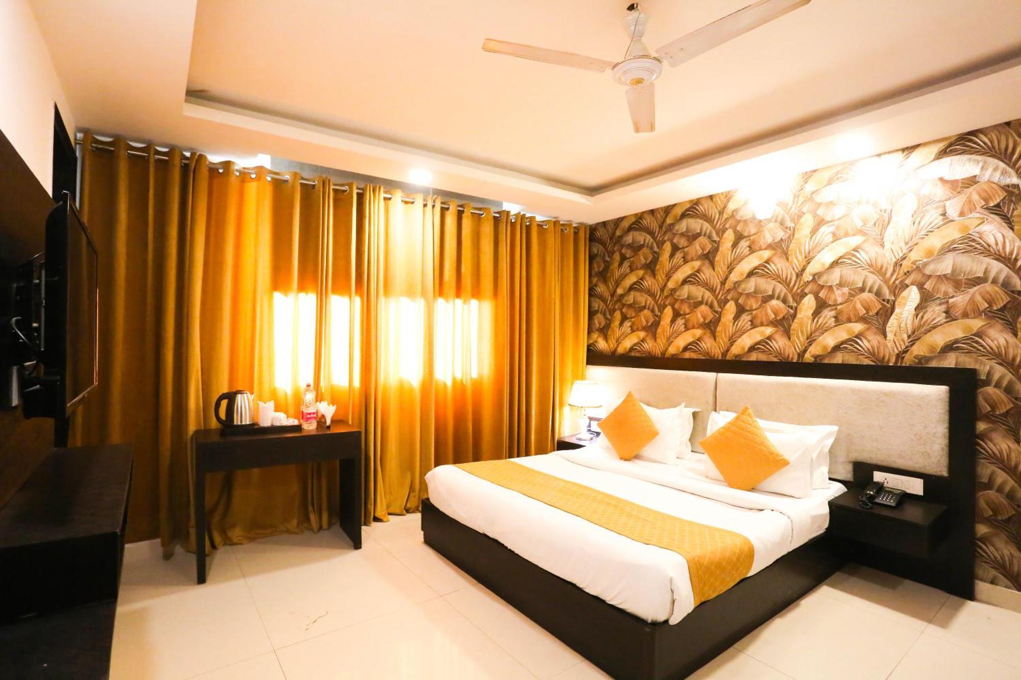 Hotel Aashiyana Нью-Дели Экстерьер фото