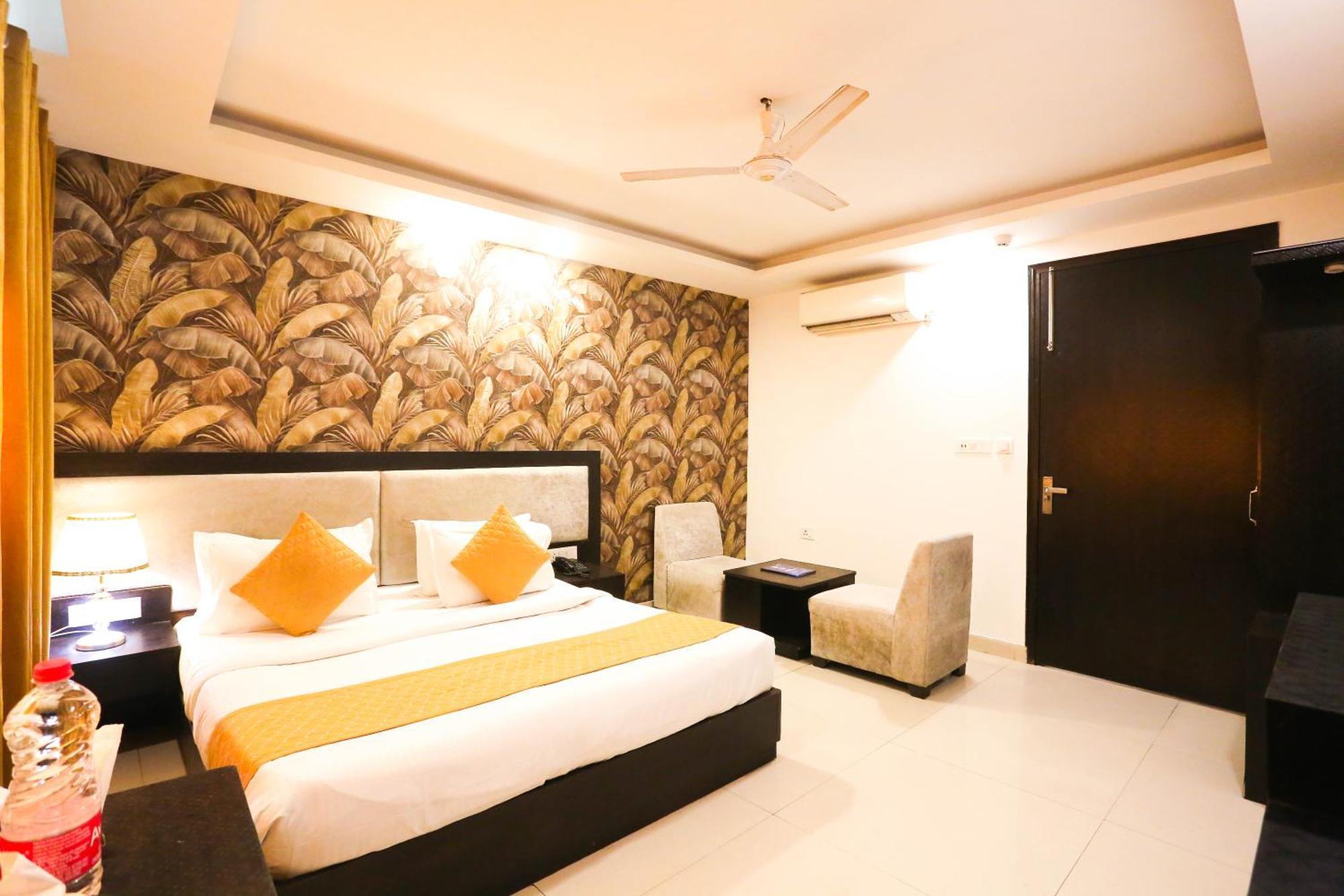 Hotel Aashiyana Нью-Дели Экстерьер фото